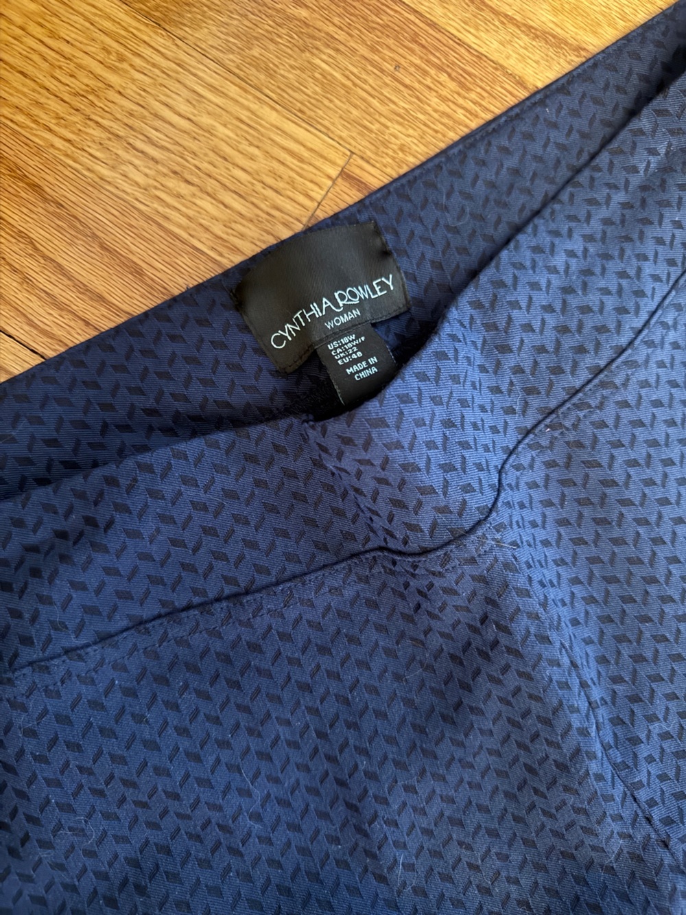 New w/o tags patterned Pull on cropped pants